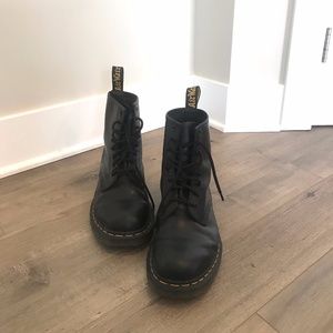 1460 Women's Smooth Leather Lace Up Boots